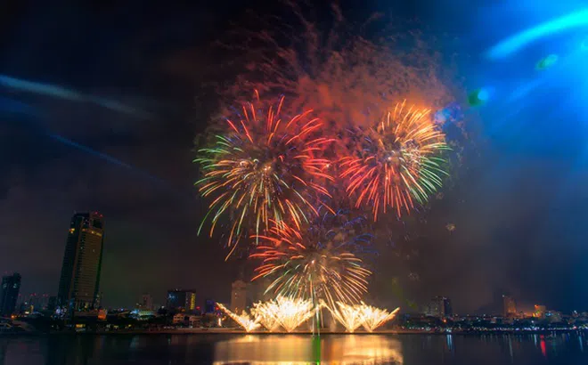 Khoảnh khắc pháo hoa rực rỡ thắp sáng bầu trời Đà Nẵng